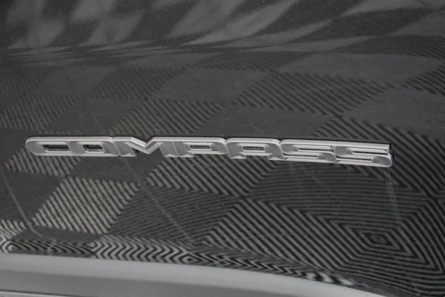 New 2026 Diamond Black Crystal Pearl-Coat Exterior Paint Jeep Latitude image 13