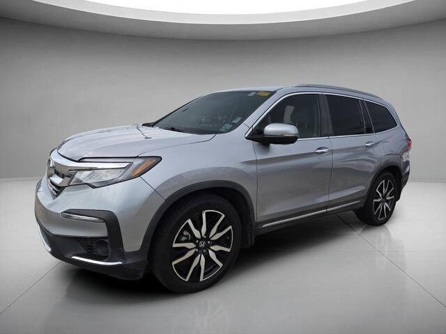 Used 2021 Lunar Silver Metallic Honda Touring w/Rear Captain