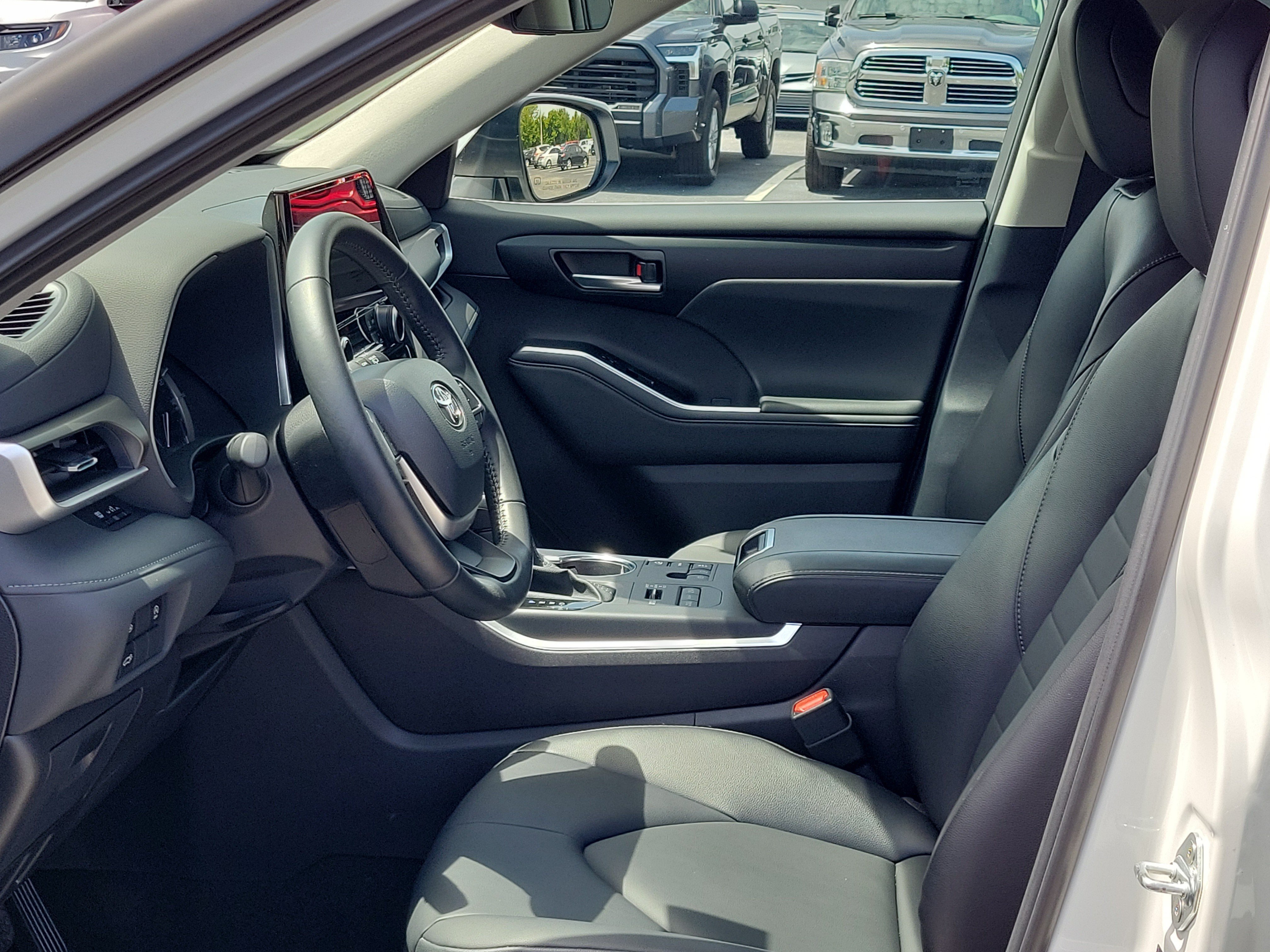 Used 2025 Pearl Toyota XLE image 20