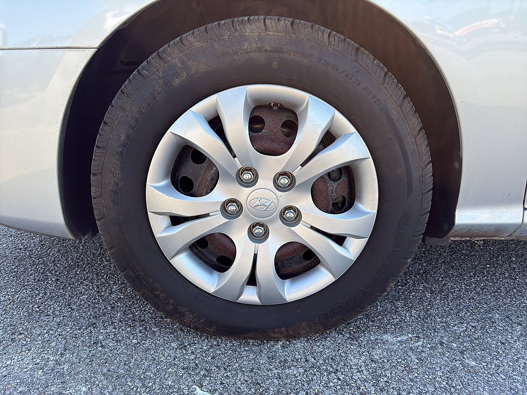 Used 2010 Carbon Gray Mist Hyundai GLS image 9