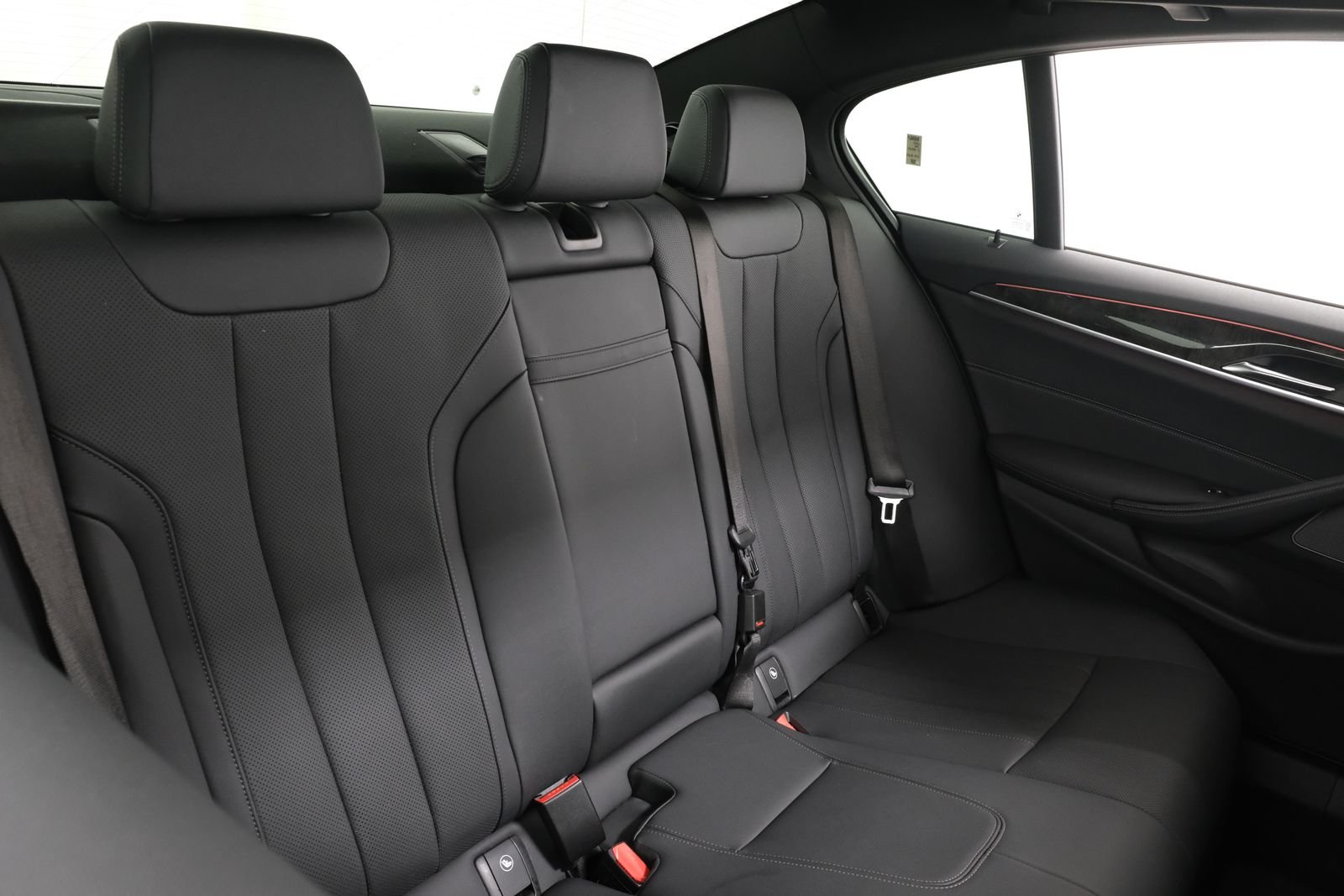 Used 2023 Black Sapphire Metallic BMW 540i xDrive image 40