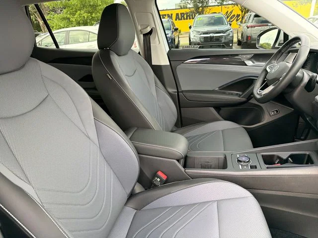 Used 2025  Volkswagen 2.0T SE image 25