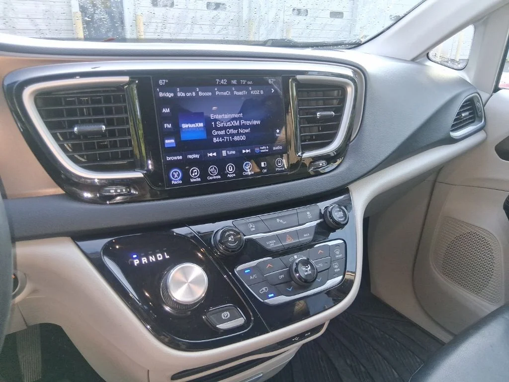 Used 2017 Silver Chrysler Touring L image 13