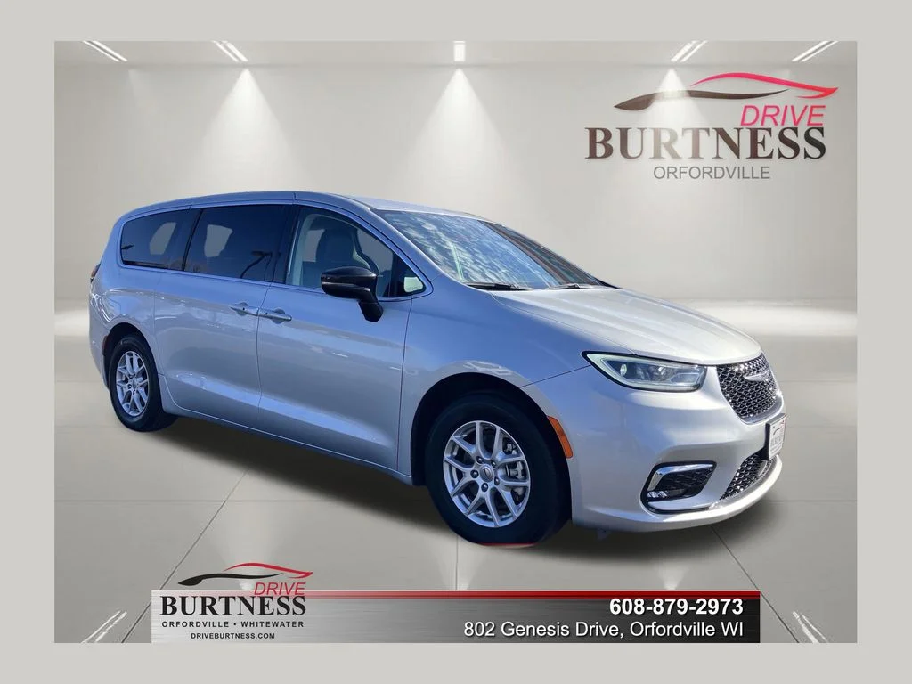 2024 Chrysler Pacifica Touring L's photo
