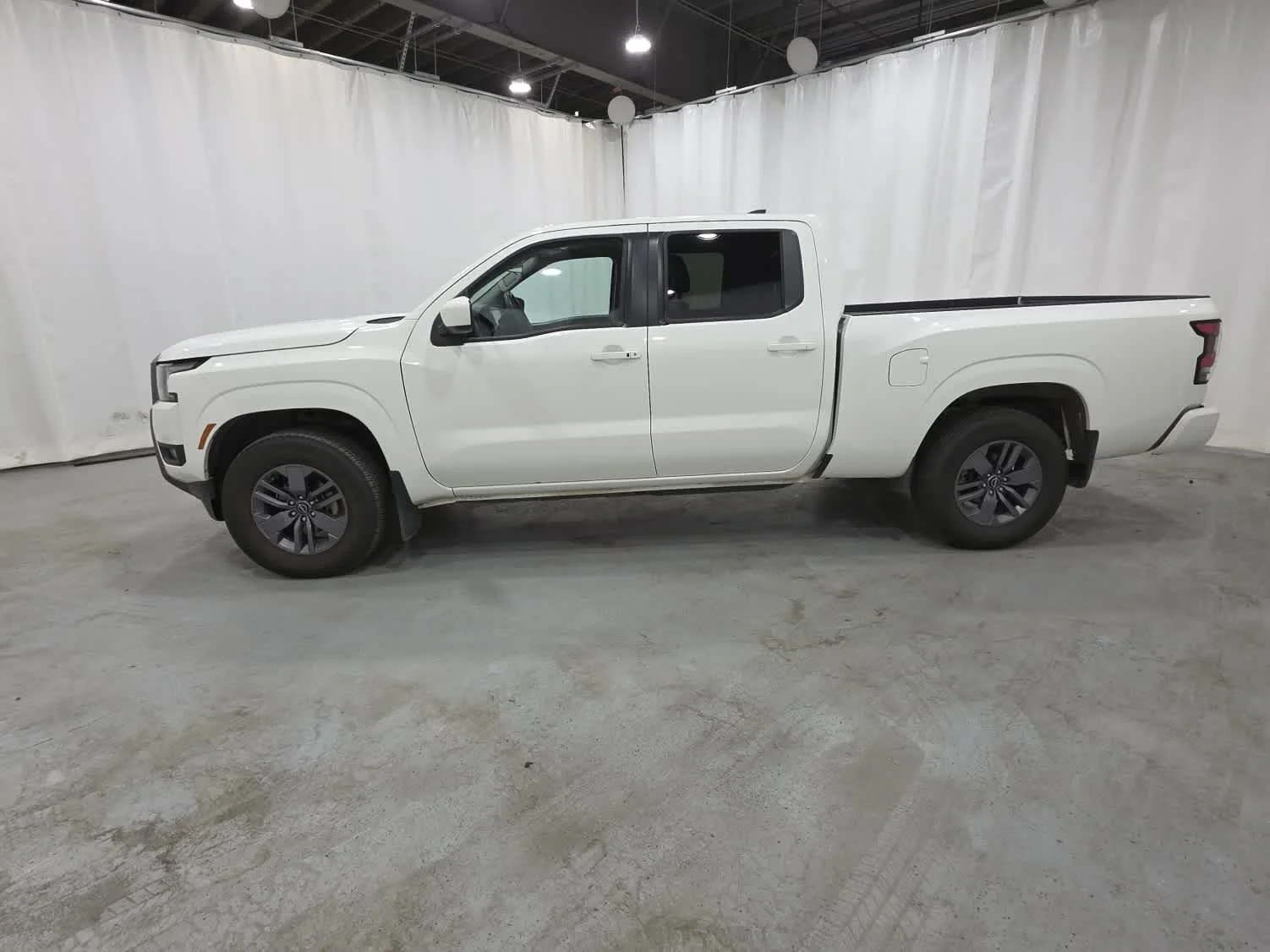 Used 2025 Whi/white Nissan SV image 3