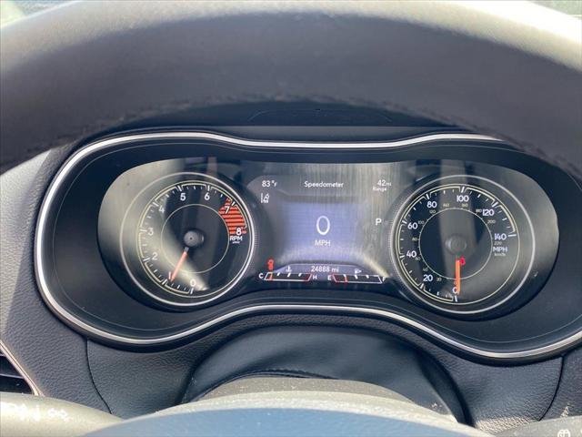 Used 2022 Diamond Black Crystal Pearlcoat Jeep Latitude Lux image 19