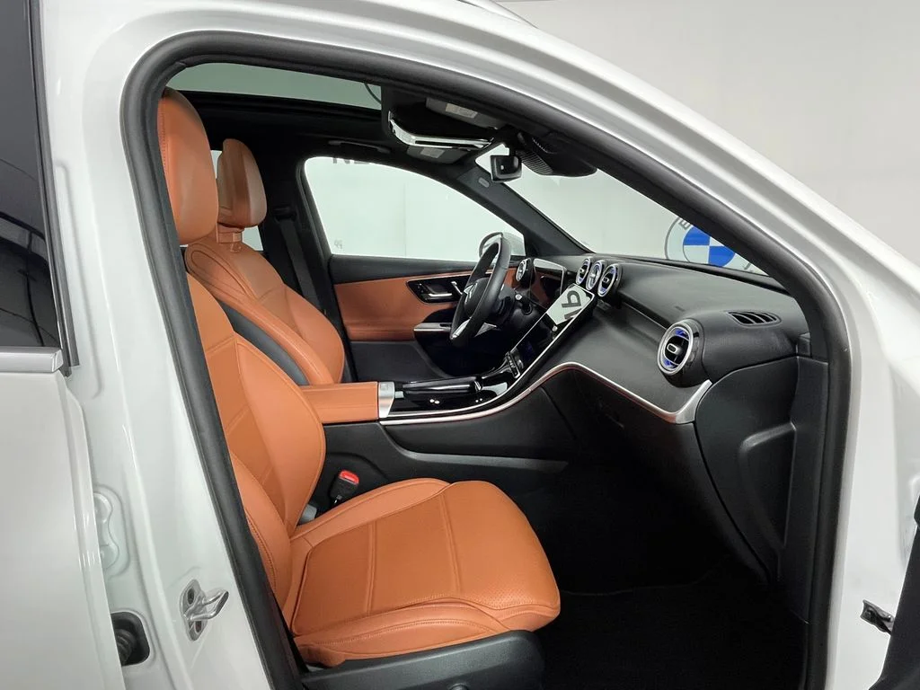 Used 2025  Mercedes-Benz GLC 300 image 23