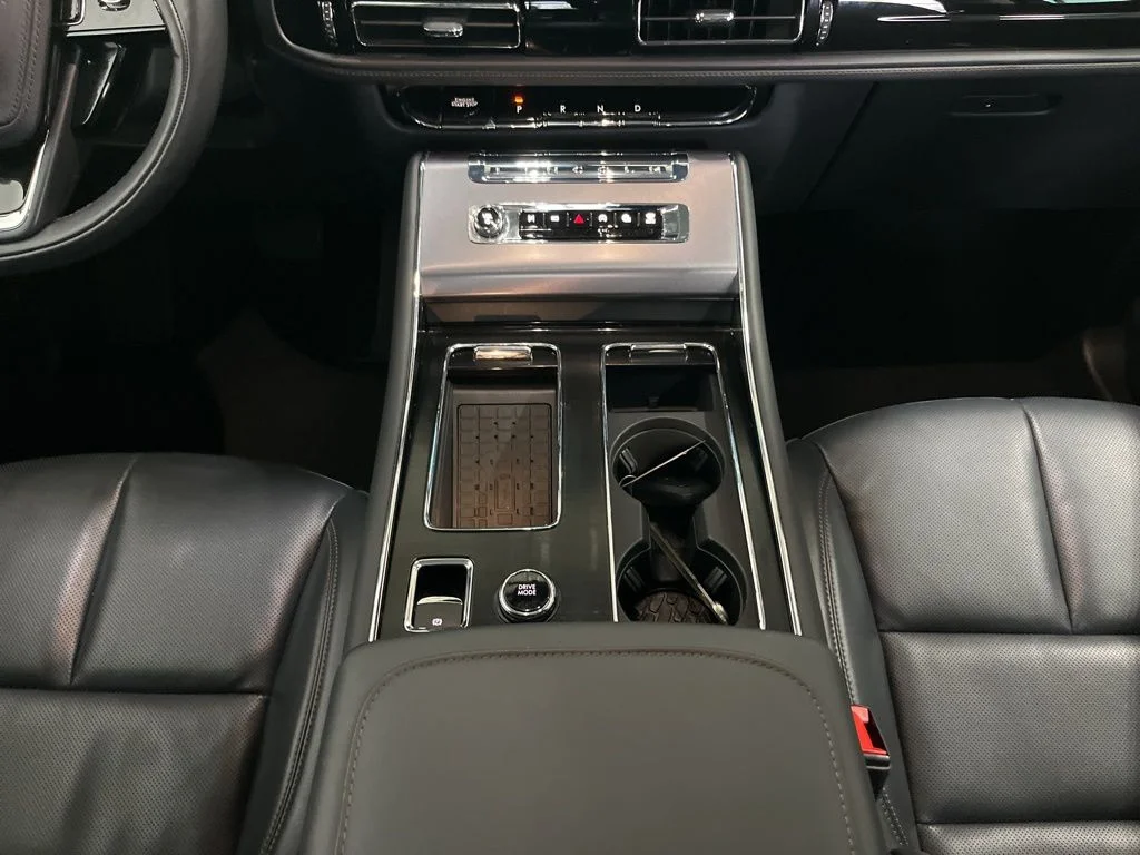 Used 2025 White Lincoln Premiere image 13