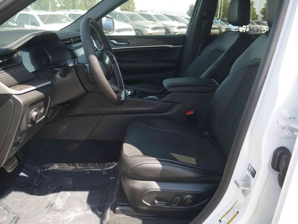 New 2026 Bright White Clear-Coat Exterior Paint Jeep Laredo image 24
