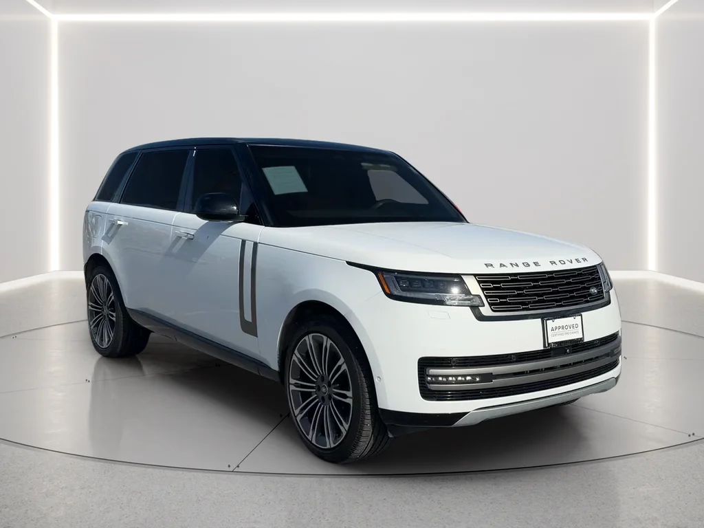 Used 2025 White Land Rover SE image 3