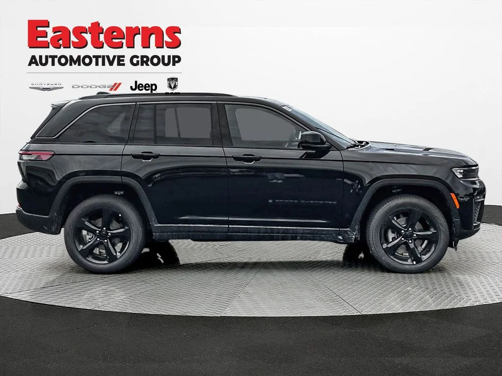 New 2026 Diamond Black Crystal Pearl-Coat Exterior Paint Jeep Limited image 6
