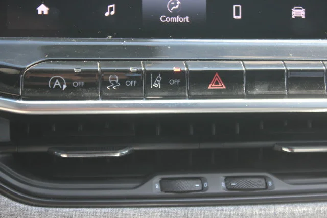 Used 2024 White Jeep Latitude image 8