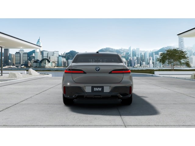 New 2026 Oxide Grey Metallic BMW 750e xDrive image 5