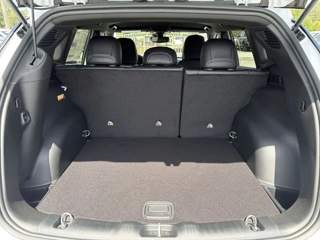 New 2026 Bright White Clearcoat Jeep Latitude image 10