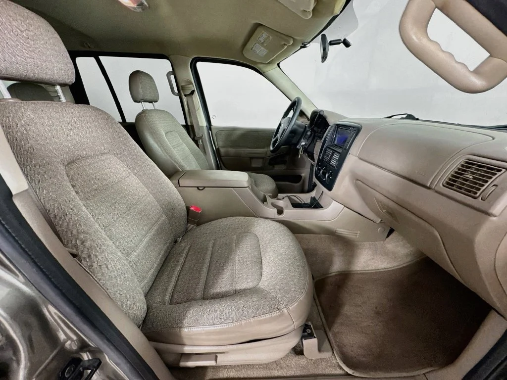 Used 2004 Pueblo Gold Clearcoat Metallic Ford XLS image 31