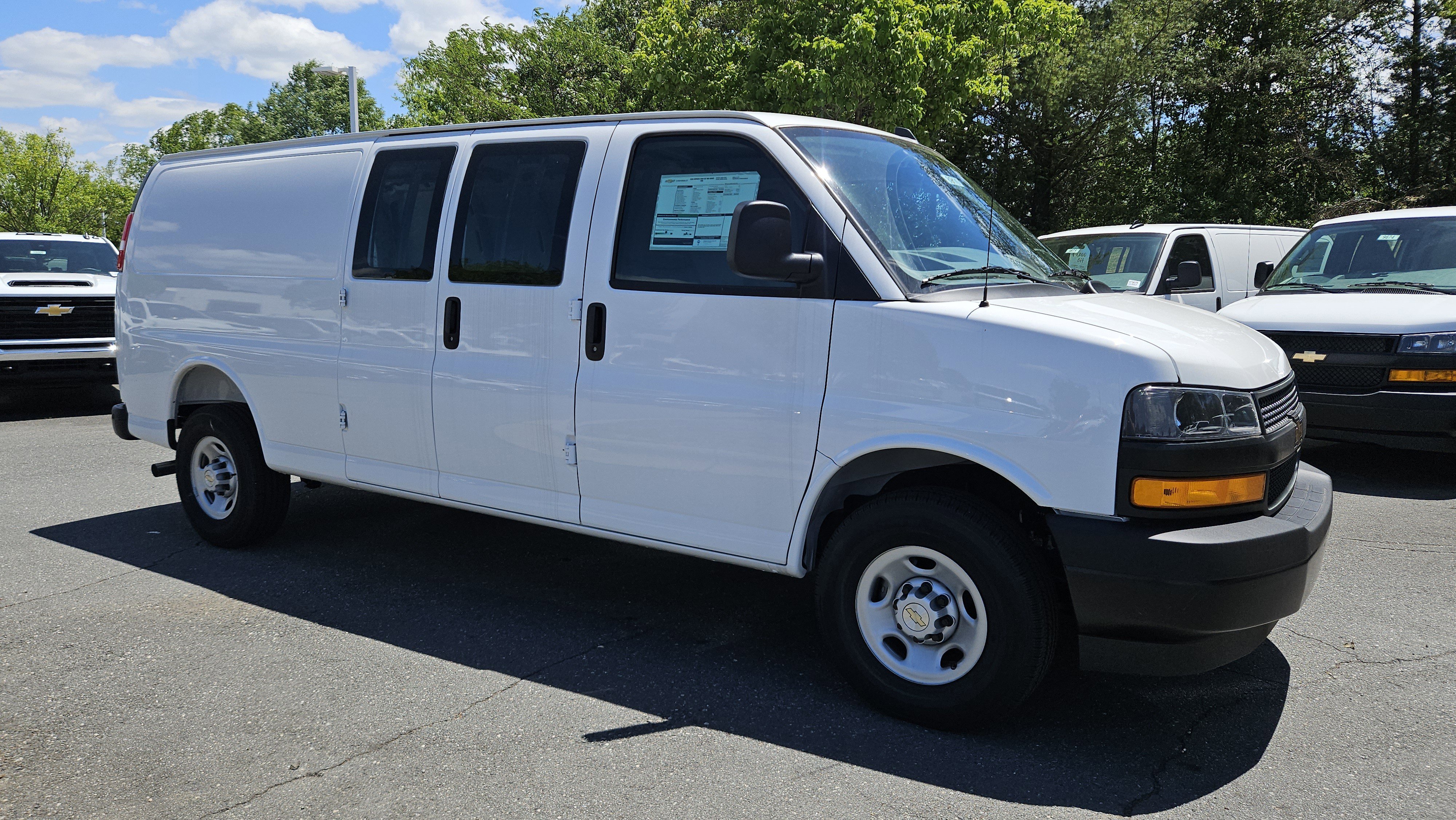 New 2025 Summit White Chevrolet WT image 6