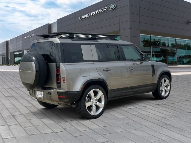 Used 2025 Gold Land Rover X-Dynamic SE image 5