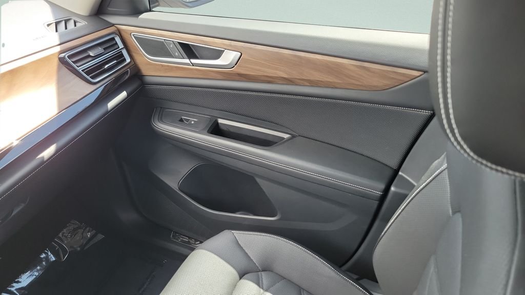 2024 Volkswagen Atlas SE w/Tech - Photo 13