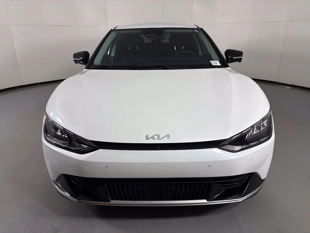 Used 2022 White Kia Wind image 3