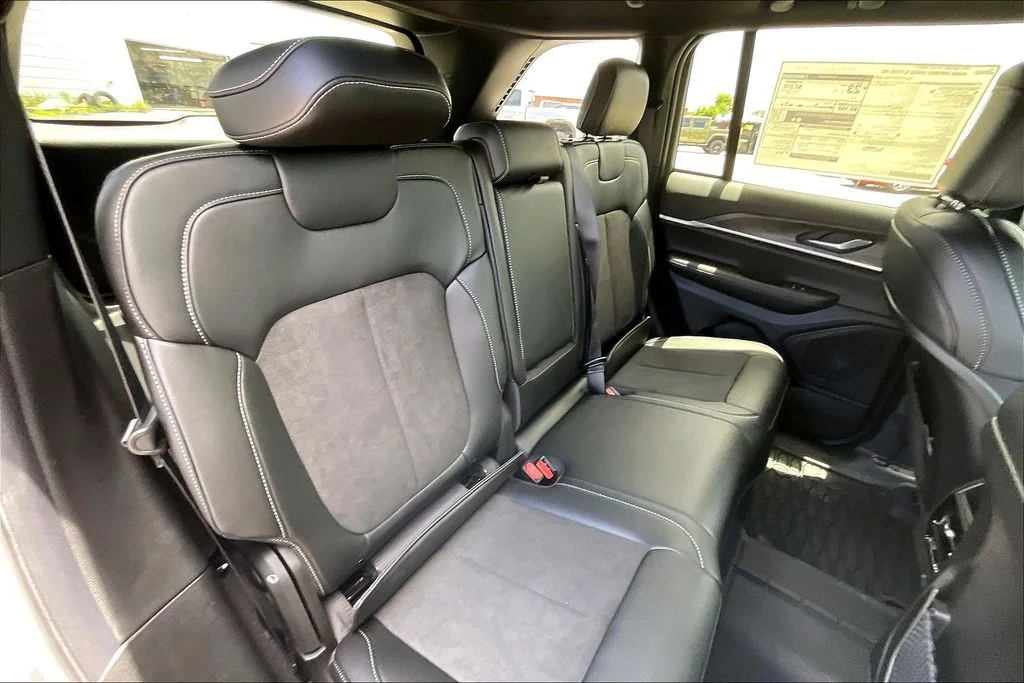 New 2026 Bright White Clear-Coat Exterior Paint Jeep Altitude image 23