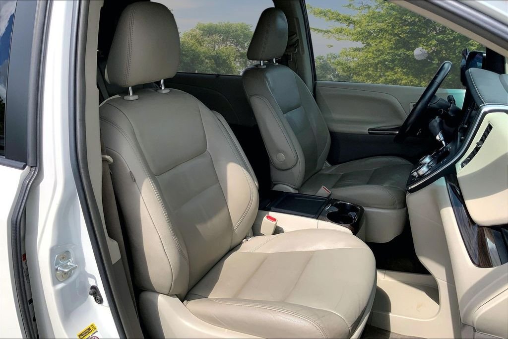 Used 2015 White Toyota XLE Premium image 29