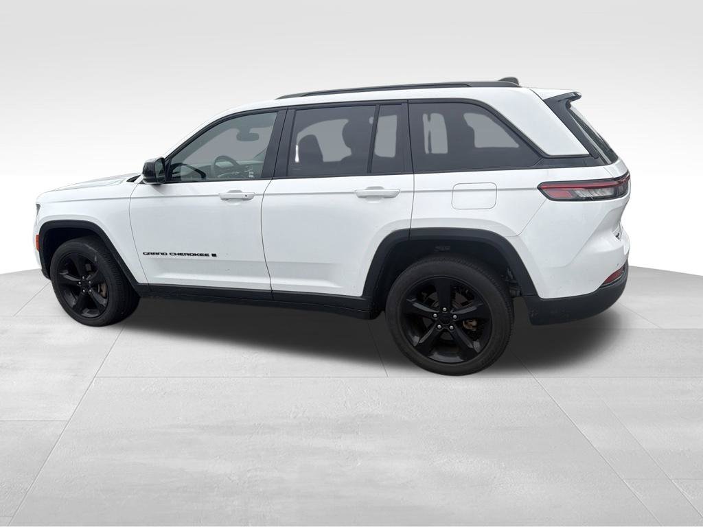 Used 2024 White Jeep Altitude image 10