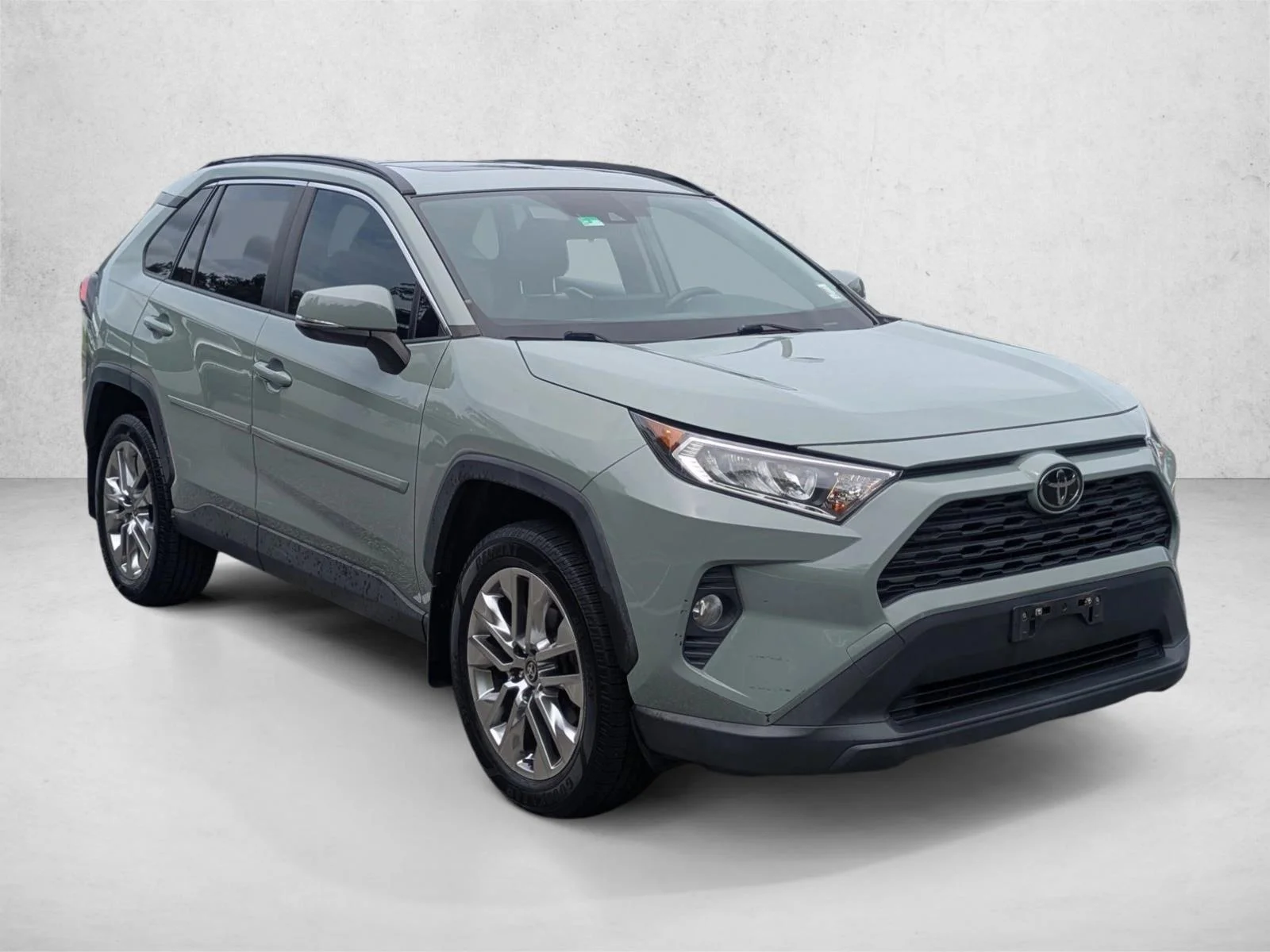 Used 2020 Lunar Rock Toyota XLE Premium image 3
