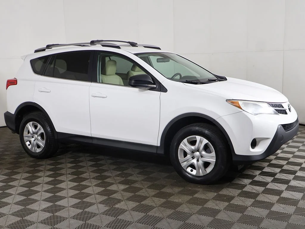 Used 2013 White Toyota LE image 11