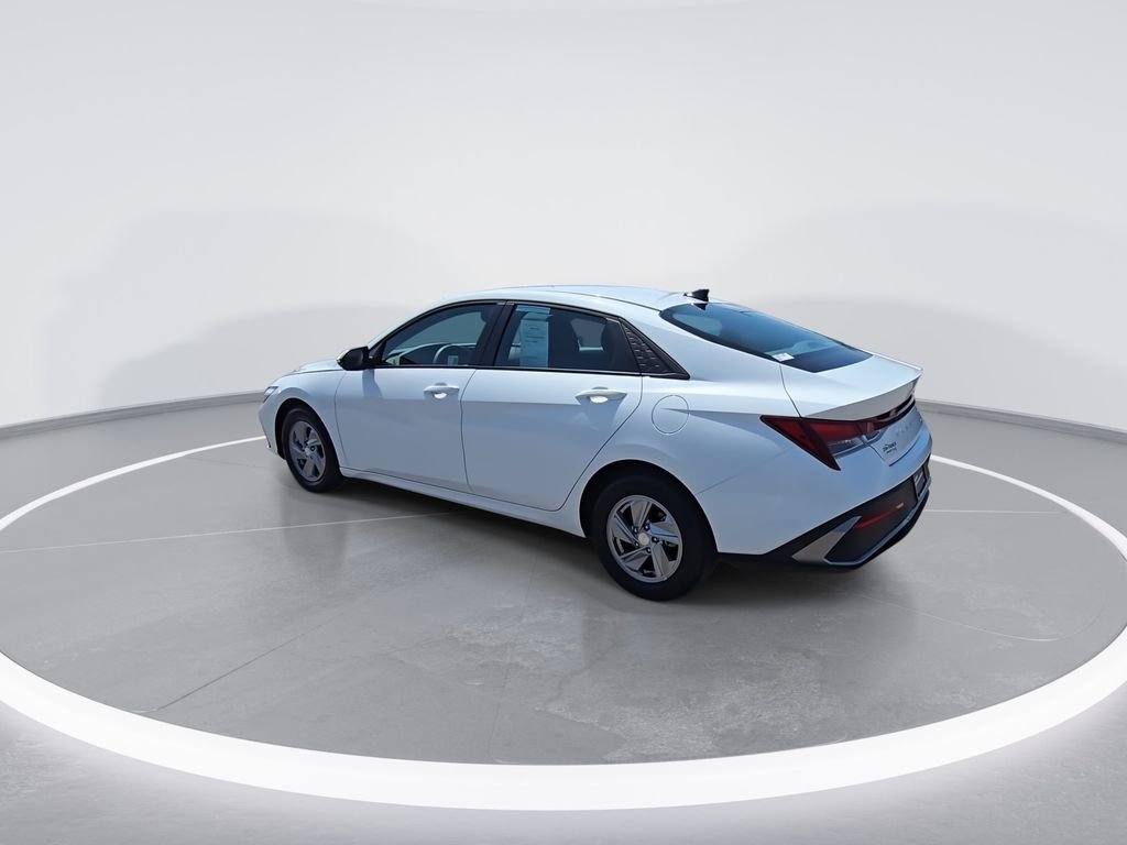 Used 2025 White Hyundai SE image 7