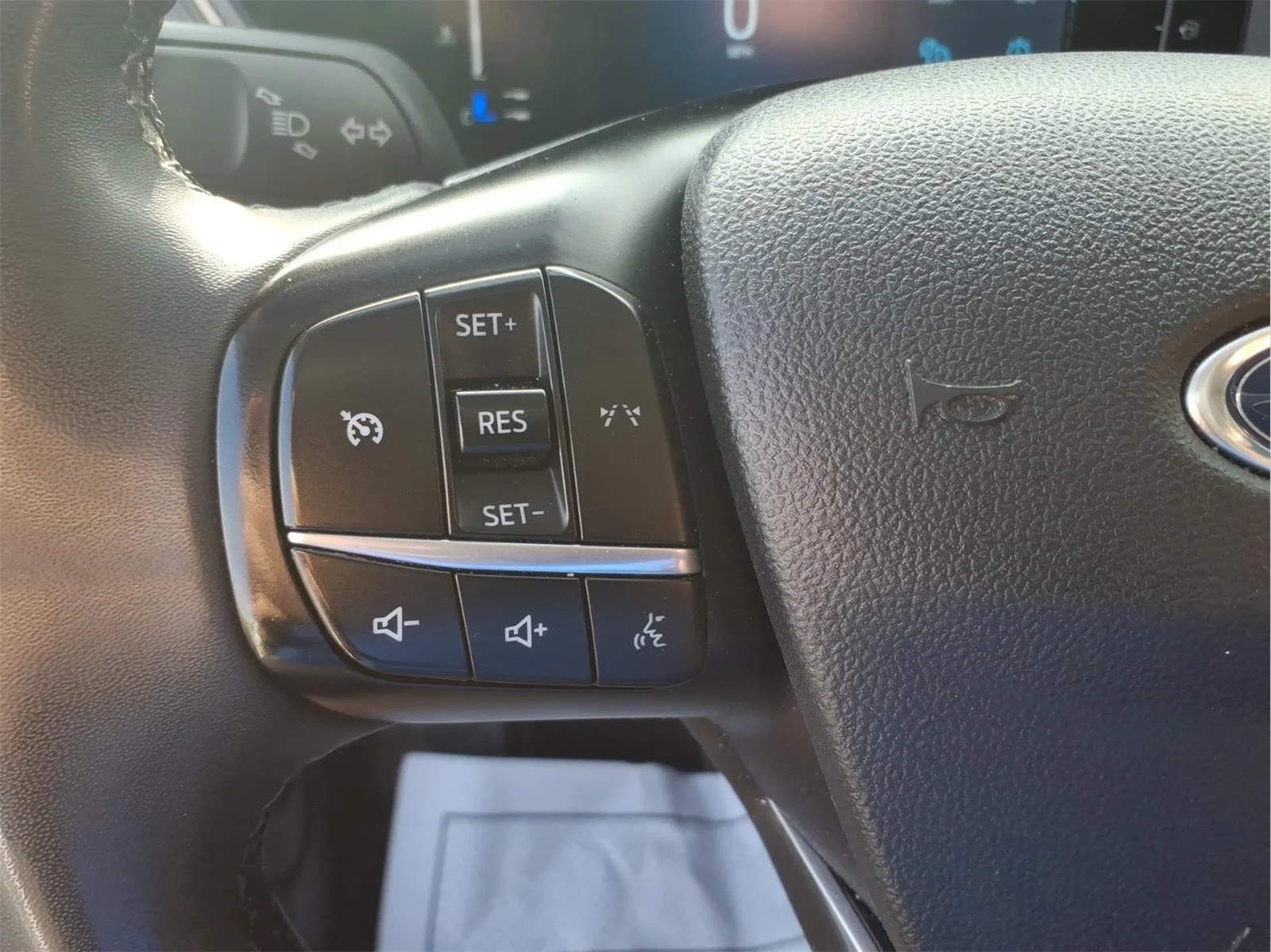 Used 2023 Oxford White Ford Active image 19
