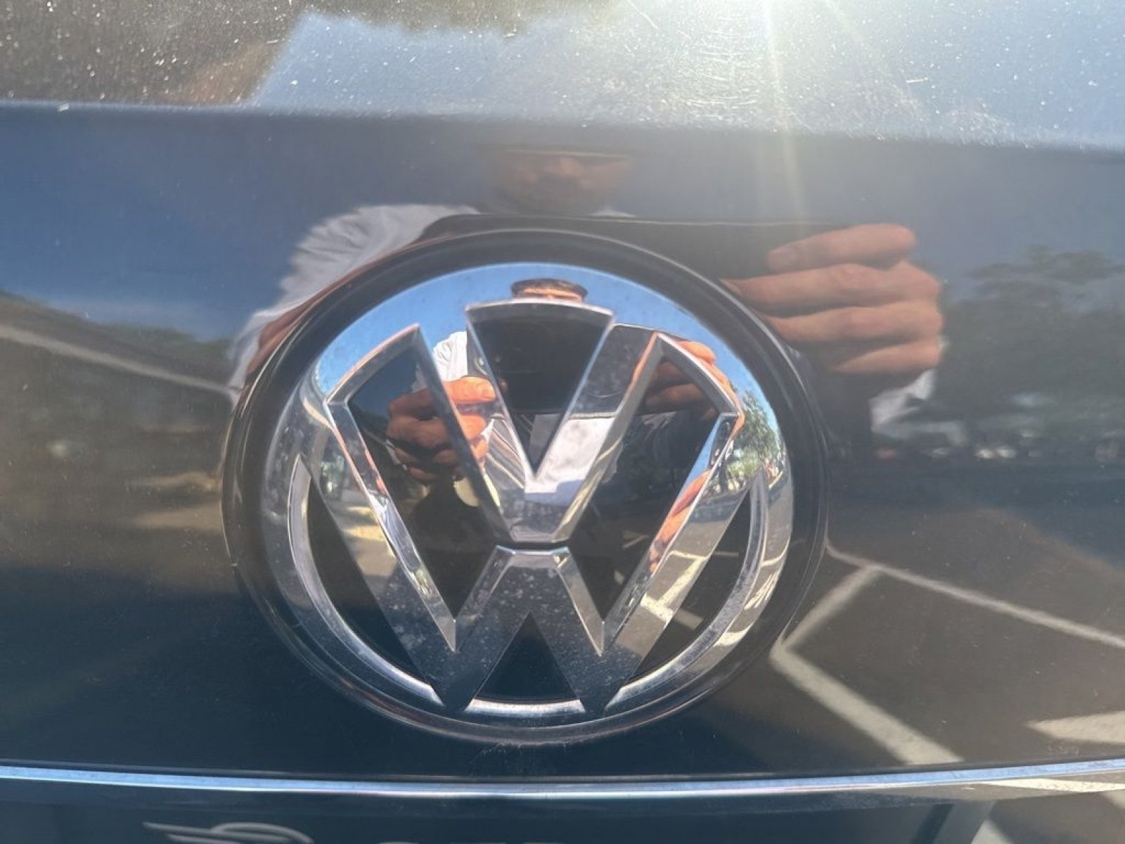 Used 2018 Deep Black Pearl Metallic Volkswagen 2.0T SE image 15