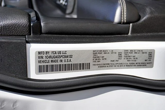 Used 2023 White Jeep Laredo image 32