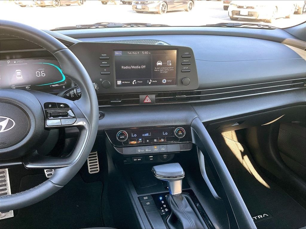 Used 2025 White Hyundai SEL Sport image 18
