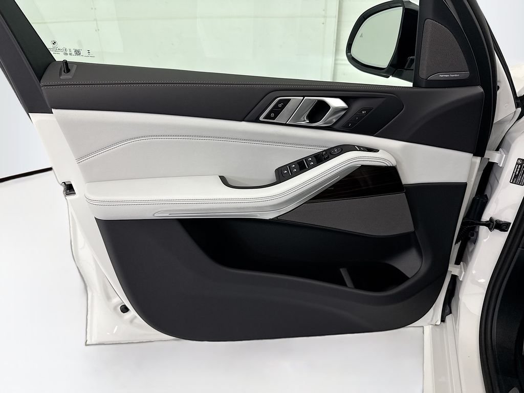 New 2026 White Metallic BMW xDrive40i image 23