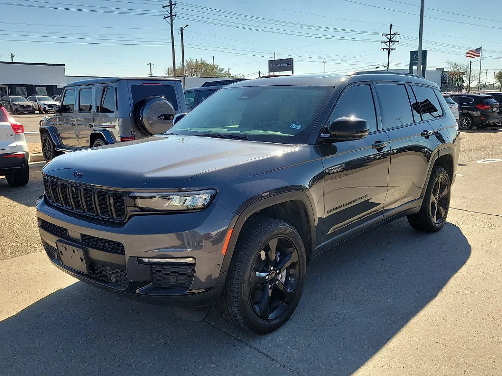 Used 2025  Jeep Limited image 5