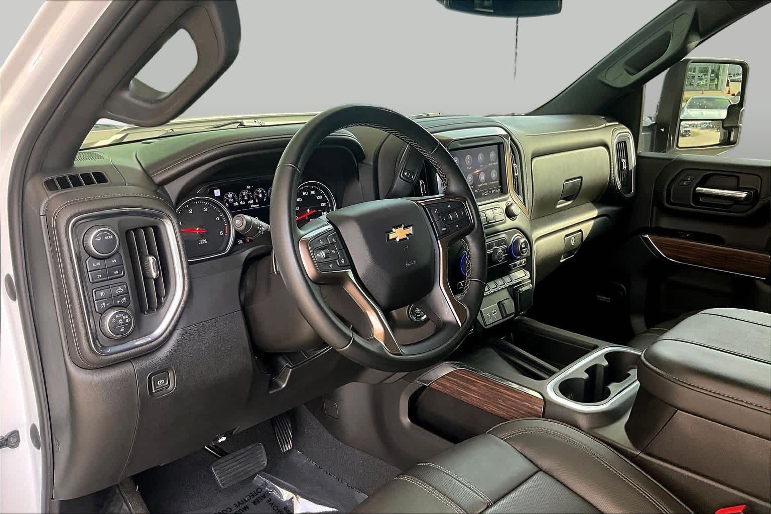 Used 2023 Iridescent Pearl Tricoat Chevrolet High Country image 16