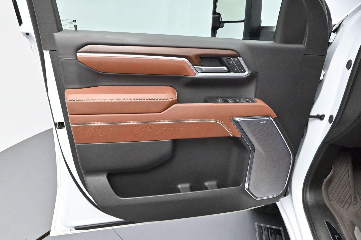 Used 2025 Summit White GMC Denali Ultimate image 9