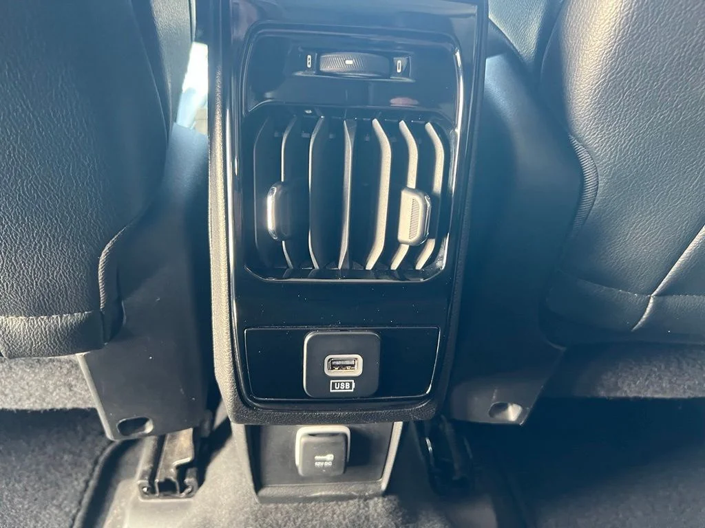 Used 2022 Granite Crystal Clearcoat Metallic Jeep Latitude image 24