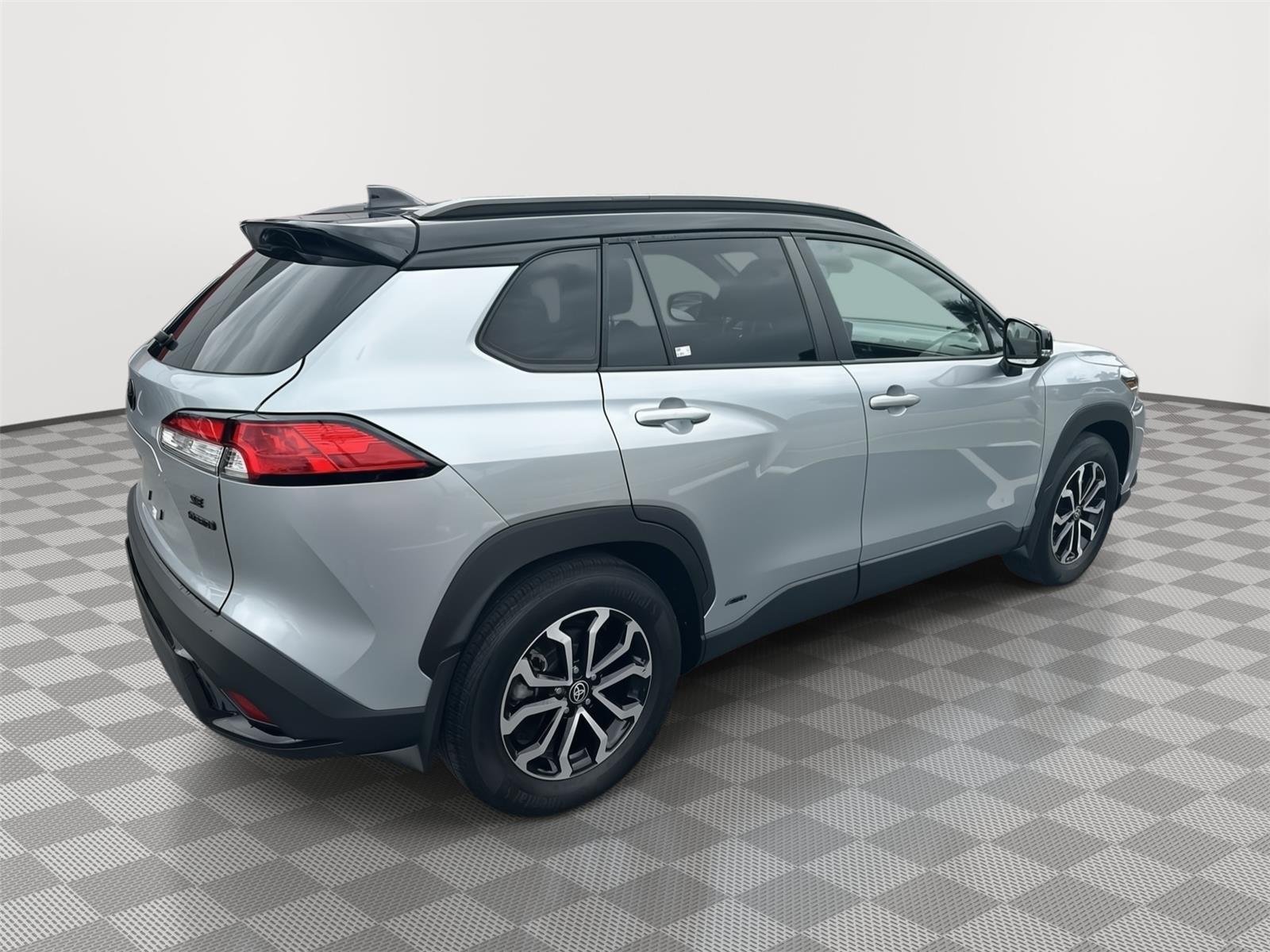 Used 2023 Sonic Silver w/Jet Black Roof Toyota Hybrid SE image 5