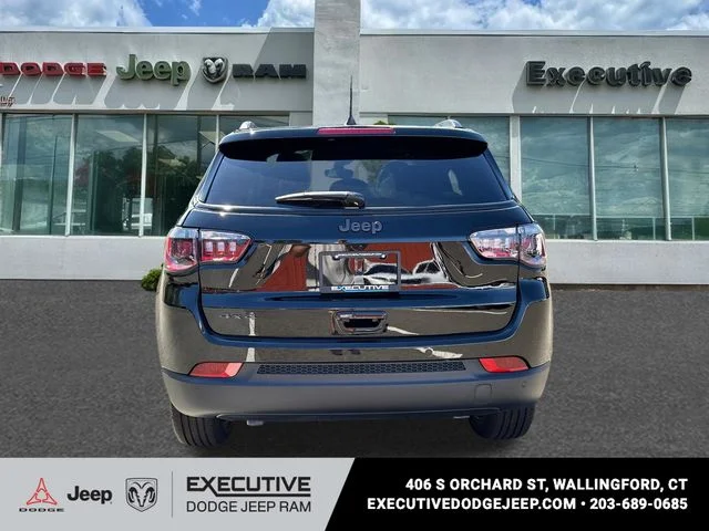 New 2026 Diamond Black Crystal Pearl-Coat Exterior Paint Jeep Limited image 3