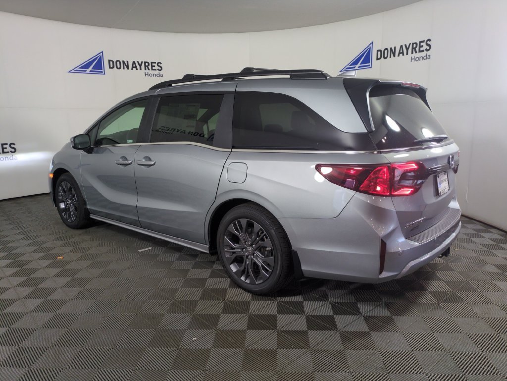 New 2027 Solar Silver Metallic Honda Touring image 3