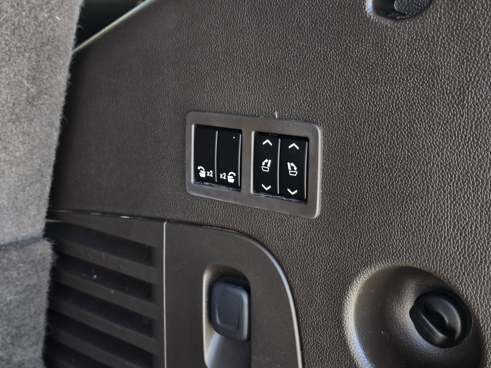 Used 2017 White Frost Tricoat GMC Denali image 14