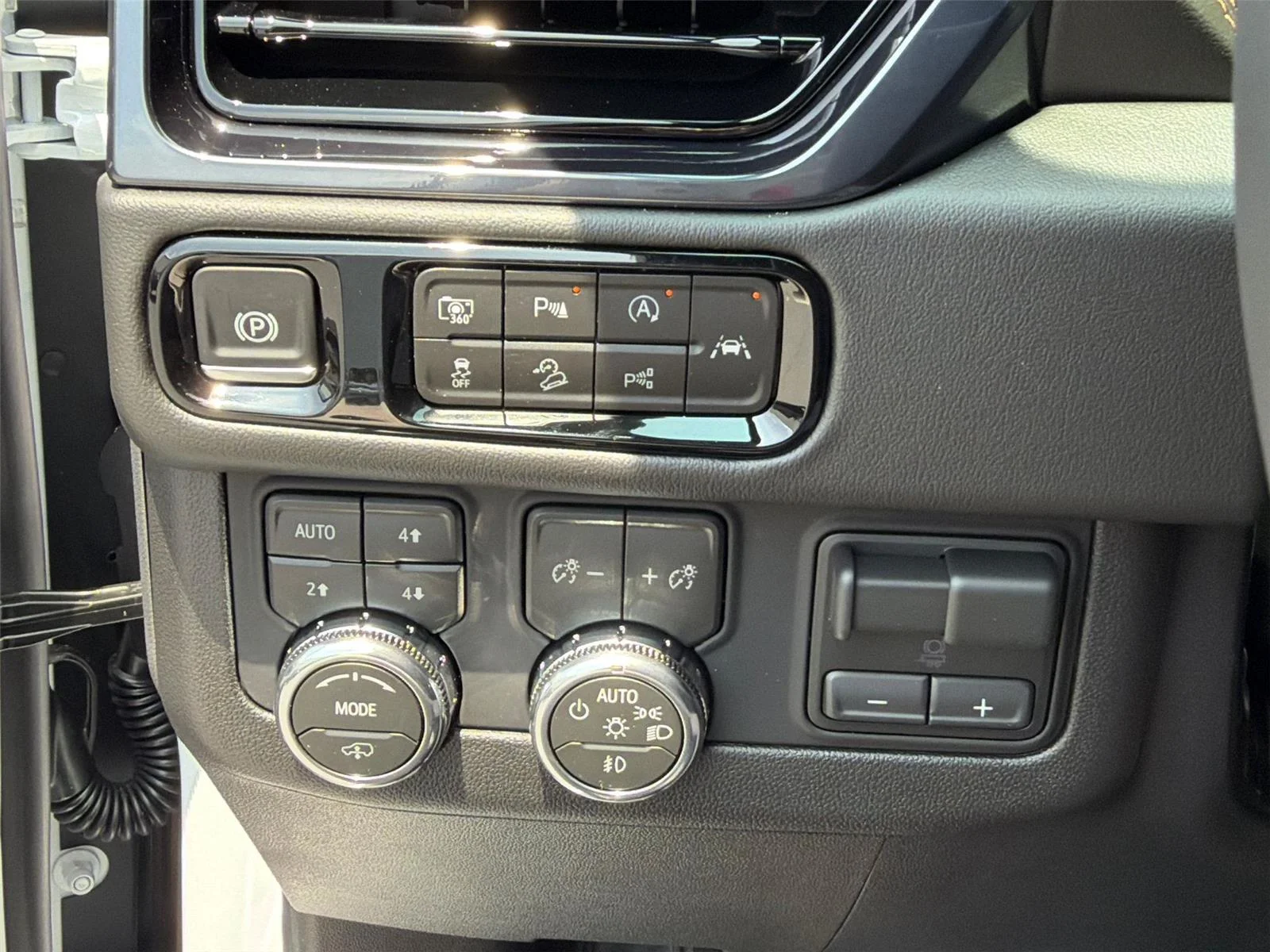 2026 GMC Yukon AT4 - Photo 32