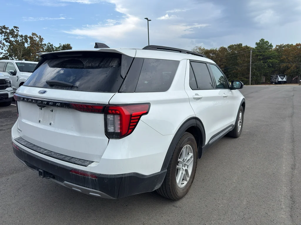 Certified Used 2025 Star White Ford Active image 5