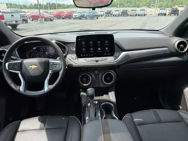Used 2025 Iridescent Pearl Tricoat Chevrolet Premier image 30