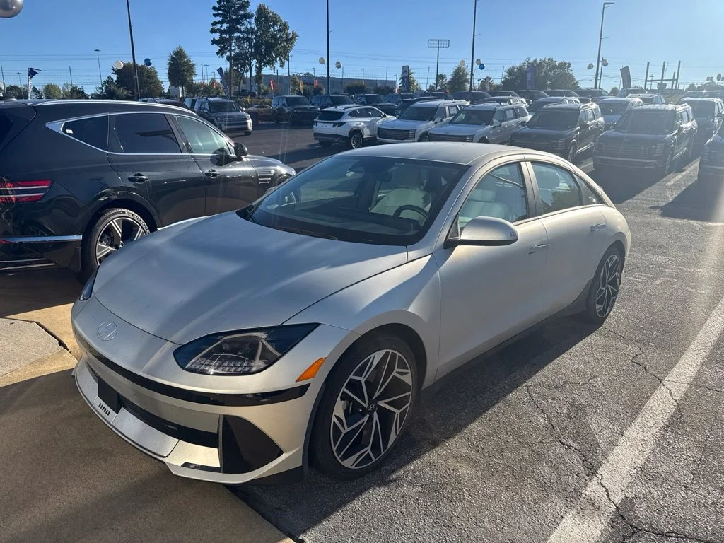 Used 2024 Gold Hyundai SEL image 1