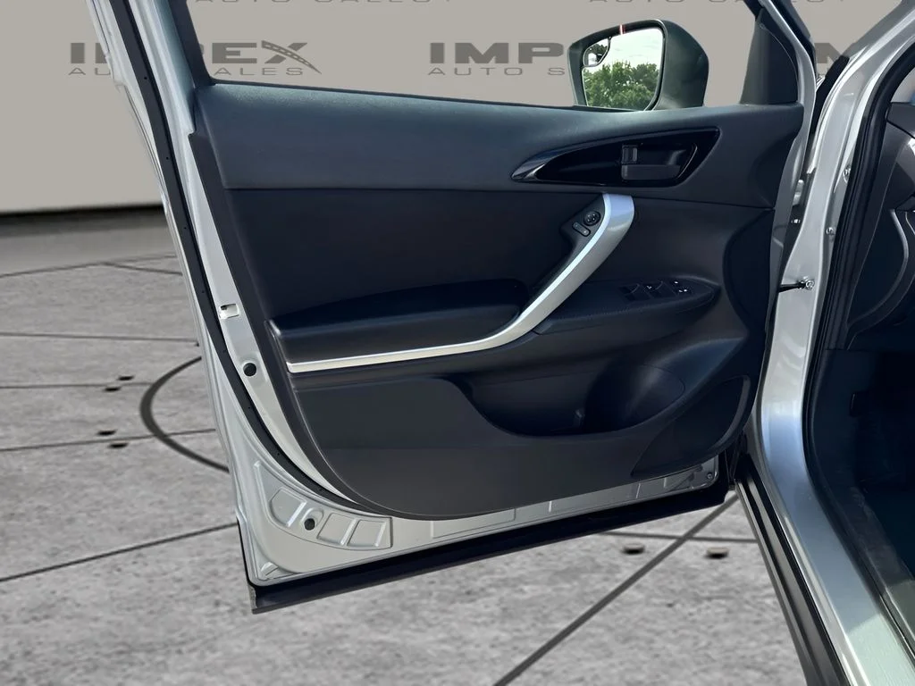 Used 2024 Silver Mitsubishi ES image 14