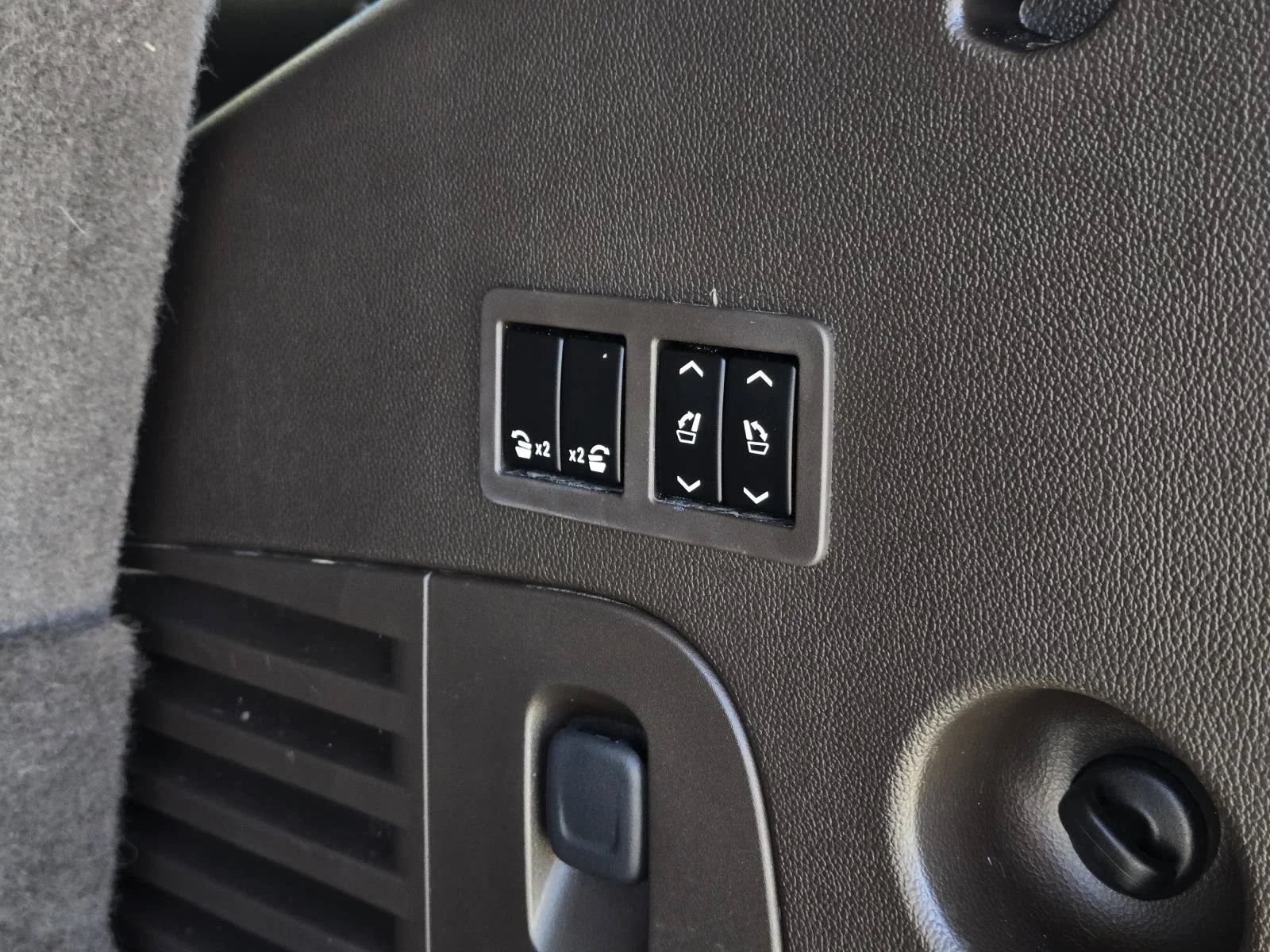 Used 2017 White Frost Tricoat GMC Denali image 14