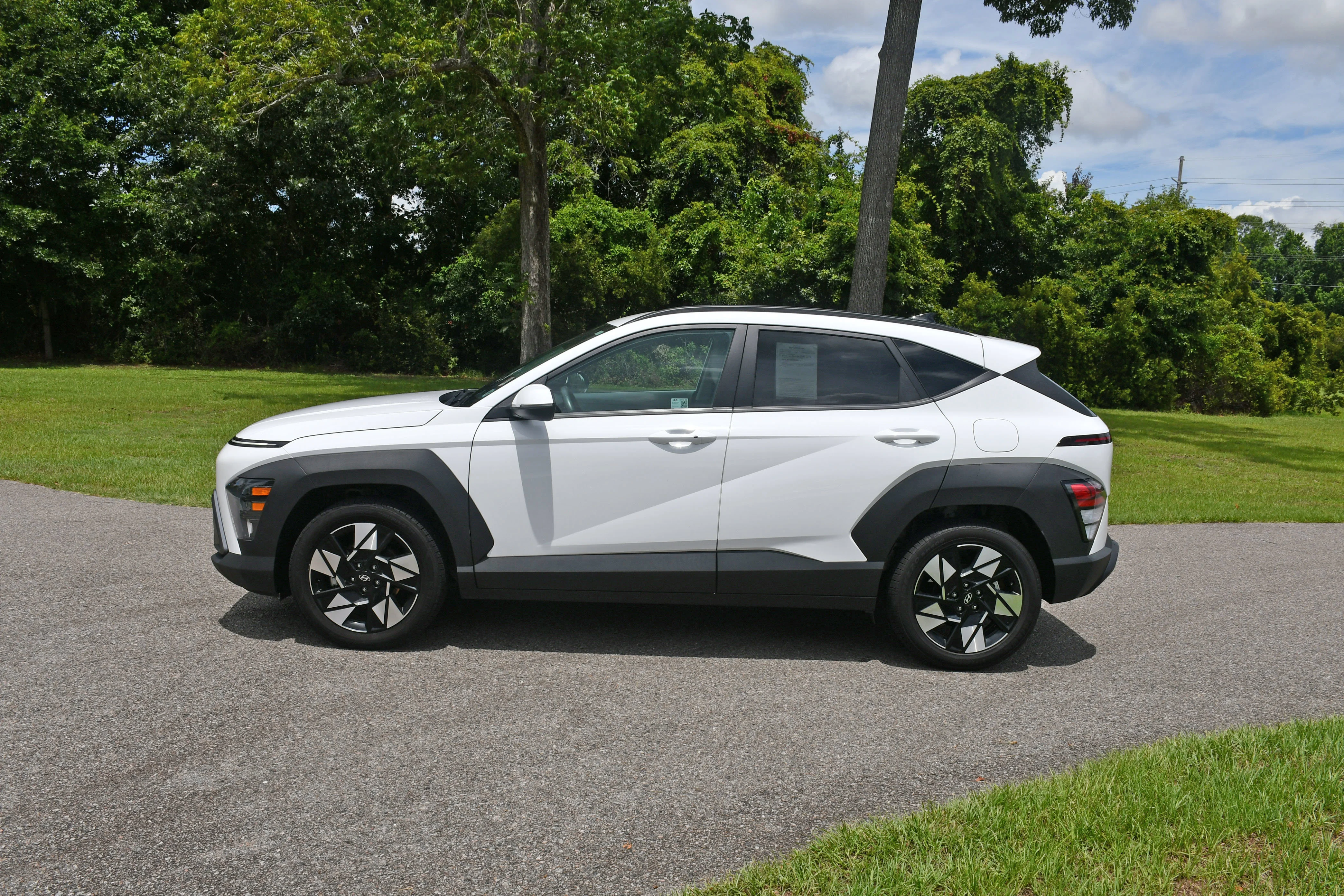 Used 2025 White Hyundai SEL image 1