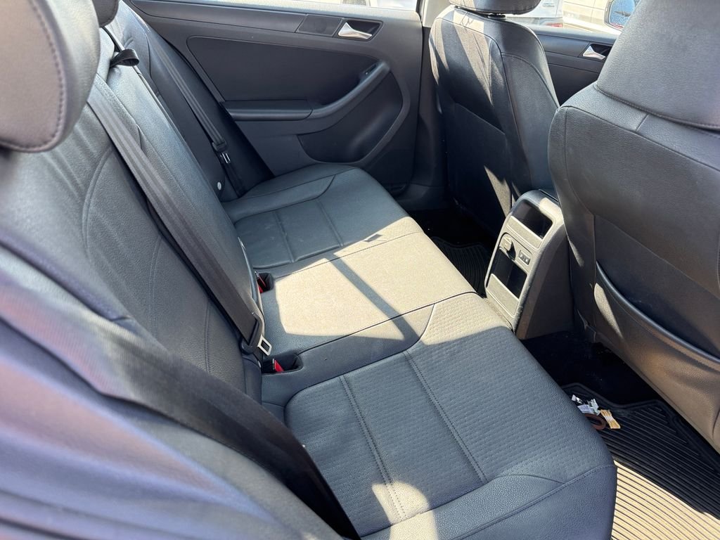 Used 2012 Beige Volkswagen 2.5L SE image 4